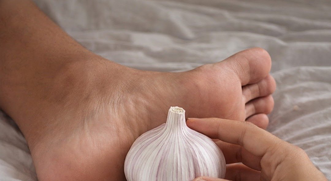 The Viral Trend: What Happens When You Put Garlic on Your Feet Before Bed?